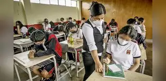 Gobierno oficializa aumento a 405.000 docentes de colegios públicos Gobierno oficializa aumento a 405.000 docentes de colegios públicos