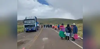 Pobladores en huelga se encargaron de liberar vías en Puno Pobladores en huelga se encargaron de liberar vías en Puno