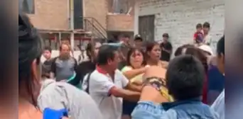 Vecinos se pelean para abastecerse de agua en distrito de Trujillo Vecinos se pelean para abastecerse de agua en distrito de Trujillo