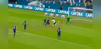 Yordy Reyna aguantó a 2 defensas y definió de gran forma para anotar su primer gol en Rusia Yordy Reyna aguantó a 2 defensas y definió de gran forma para anotar su primer gol en Rusia