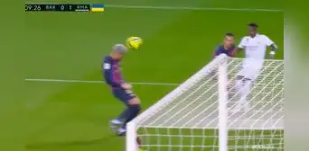 Desborde de Vinícius e inédito autogol de Ronald Araujo: así fue el 1-0 del Real Madrid