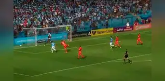 ¡Cristal empata! Ávila cabecea con potencia y el balón se le escurre entre las manos a Raúl Fernández ¡Cristal empata! Ávila cabecea con potencia y el balón se le escurre entre las manos a Raúl Fernández
