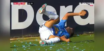Ávila sufre terrible lesión y acaba con el brazo doblado tras chocar con panel publicitario Ávila sufre terrible lesión y acaba con el brazo doblado tras chocar con panel publicitario