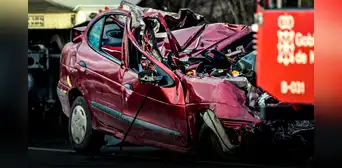 Mueren 5 niños luego de que su auto se saliera de la autopista y chocara contra un árbol Mueren 5 niños luego de que su auto se saliera de la autopista y chocara contra un árbol