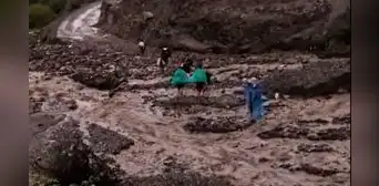 Fuertes lluvias dejan a pobladores en Ica sin carretera ni agua potable Fuertes lluvias dejan a pobladores en Ica sin carretera ni agua potable