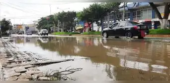 Calles de Chiclayo destruidas tras el colapso del alcantarillado Calles de Chiclayo destruidas tras el colapso del alcantarillado