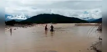 Hombre quedó atrapado con su moto al cruzar caudaloso río en Piura Hombre quedó atrapado con su moto al cruzar caudaloso río en Piura
