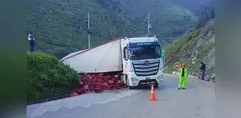 Camión con cajas de cerveza se vuelca y bloquea carretera en La Libertad Camión con cajas de cerveza se vuelca y bloquea carretera en La Libertad