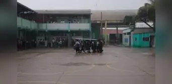 Escolares utilizan madera como paraguas para protegerse debido a lluvias en Piura Escolares utilizan madera como paraguas para protegerse debido a lluvias en Piura