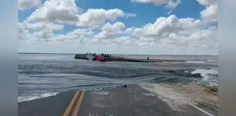 Río Piura avanza y destruye parte de la carretera Bayóvar-Chiclayo Río Piura avanza y destruye parte de la carretera Bayóvar-Chiclayo