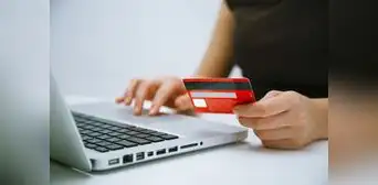 Seis de cada 10 peruanos gastan entre S/750 y más de S/1.000 mensuales en compras por internet Seis de cada 10 peruanos gastan entre S/750 y más de S/1.000 mensuales en compras por internet