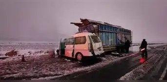 Choque entre miniván y camión deja 6 fallecidos en zona límite de Tacna y Puno Choque entre miniván y camión deja 6 fallecidos en zona límite de Tacna y Puno
