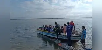 Piura: tras destrucción de carretera, pobladores cruzan a Bayóvar en lanchas Piura: tras destrucción de carretera, pobladores cruzan a Bayóvar en lanchas