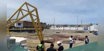 Trabajadores casi mueren por derrumbe de techo de polideportivo en construcción en Chimbote Trabajadores casi mueren por derrumbe de techo de polideportivo en construcción en Chimbote