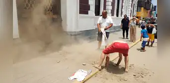 Tiran tierra en frontis de Municipalidad de Trujillo por la falta de limpieza tras huaico
