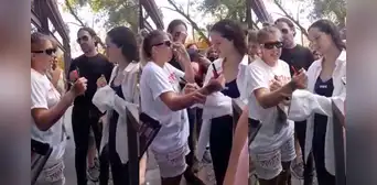 ¡Emotivo!: Rosalía y su gran gesto con seguidora que la esperaba en los exteriores de su hotel ¡Emotivo!: Rosalía y su gran gesto con seguidora que la esperaba en los exteriores de su hotel