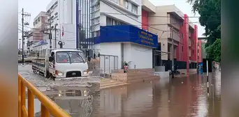 ¡No paran las lluvias! Intensa precipitación de 6 horas inunda parte del centro de Piura ¡No paran las lluvias! Intensa precipitación de 6 horas inunda parte del centro de Piura