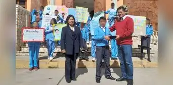 Escolar de 10 años devuelve celular hallado en la plaza de Armas de Pasco Escolar de 10 años devuelve celular hallado en la plaza de Armas de Pasco