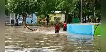 Niños nadan en laguna que formó la lluvia en parque de Piura