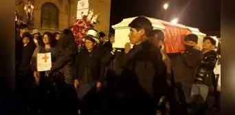 Restos de Rosalino Florez llegan a la plaza Mayor tras largo recorrido por vías de Cusco