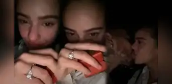 ¡Se casan! Rosalía y Rauw Alejandro muestran anillo y sorprenden a sus fans en video de "Beso" ¡Se casan! Rosalía y Rauw Alejandro muestran anillo y sorprenden a sus fans en video de "Beso"