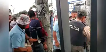 Vecinos amarran a un poste y linchan a ladrón de celulares tras no ser capturado por la Policía Vecinos amarran a un poste y linchan a ladrón de celulares tras no ser capturado por la Policía