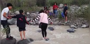 Escolares arriesgan su vida cruzando río a pie para llegar a su colegio en Arequipa