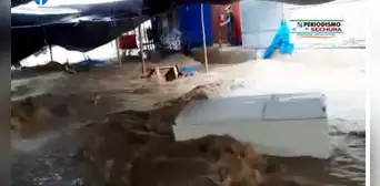 Piura: refrigeradora, mesas y sillas de mercadillo son arrasados por corriente tras fuertes lluvias en Sullana Piura: refrigeradora, mesas y sillas de mercadillo son arrasados por corriente tras fuertes lluvias en Sullana