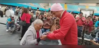 ¡Ni los años la detienen! Mujer de 103 años zapatea en premiación del carnaval en Cajamarca ¡Ni los años la detienen! Mujer de 103 años zapatea en premiación del carnaval en Cajamarca
