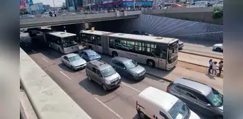 Bus del Metropolitano chocó contra moto que invadió carril exclusivo y se genera tráfico