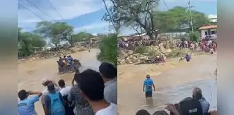 Camioneta que transportaba pasajeros es arrastrada por caudaloso río Yapatera de Piura