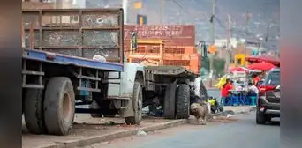 SMP: denuncian venta informal de ladrillos en camiones estacionados en la av. Tomás Valle