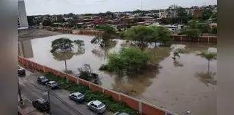 Vecinos en Piura denuncian foco infeccioso tras caída del cerco perimétrico de la UPAO Vecinos en Piura denuncian foco infeccioso tras caída del cerco perimétrico de la UPAO