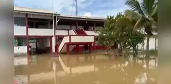Lluvias en Tumbes dejan 73 colegios afectados y evalúan suspender el inicio del año escolar 2023 Lluvias en Tumbes dejan 73 colegios afectados y evalúan suspender el inicio del año escolar 2023