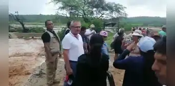 Gobernador de Tumbes quedó atrapado por las intensas lluvias cuando llevaba ayuda humanitaria