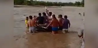 Gestante fue trasladada en cámara de llanta para pasar río y llegar a hospital en Piura Gestante fue trasladada en cámara de llanta para pasar río y llegar a hospital en Piura