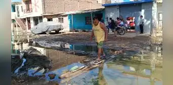 Muere paciente que no llegó a su diálisis por culpa de calles inundadas de desagüe en Chiclayo Muere paciente que no llegó a su diálisis por culpa de calles inundadas de desagüe en Chiclayo