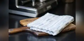 ¿Por qué no debemos reutilizar paños de cocina para secar los platos?