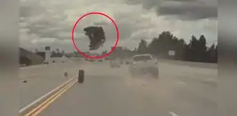 Momento en que auto vuela por los aires tras ser impactado por una llanta que salió de camioneta Momento en que auto vuela por los aires tras ser impactado por una llanta que salió de camioneta