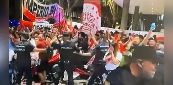 Jugadores de la selección peruana fueron agredidos por parte de la Policía de España Jugadores de la selección peruana fueron agredidos por parte de la Policía de España