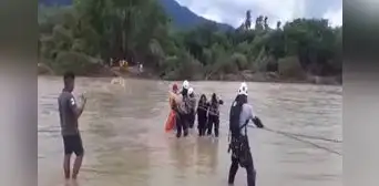 Rescatan a familia que quedó aislada tras activación de quebrada en Morropón Rescatan a familia que quedó aislada tras activación de quebrada en Morropón