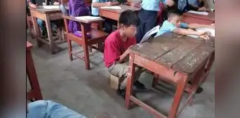 Niños reciben clases sentados sobre ladrillos en colegio de Loreto Niños reciben clases sentados sobre ladrillos en colegio de Loreto