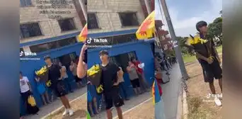 Joven esperó con flores amarillas a su enamorada tras el examen de admisión de San Marcos Joven esperó con flores amarillas a su enamorada tras el examen de admisión de San Marcos