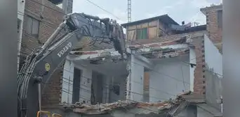 SJL: demuelen casa de 2 pisos construida en medio de la pista hace más de 10 años SJL: demuelen casa de 2 pisos construida en medio de la pista hace más de 10 años