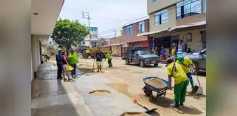Trujillo: vecinos limpian sus calles destruidas por las lluvias en el distrito de La Esperanza