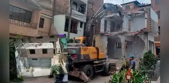 SJL: dueño de casa construida en medio de la pista eligió la demolición a pagar multa de S/300.000 SJL: dueño de casa construida en medio de la pista eligió la demolición a pagar multa de S/300.000