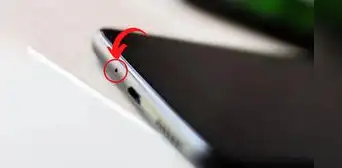 ¿Qué son los pequeños agujeros en la parte superior e inferior de tu teléfono y para qué sirven?