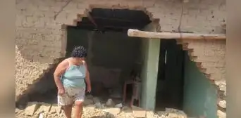 Talara se inunda con fuerte lluvia y deslizamientos afectan viviendas