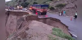 Lluvias causan derrumbe y restringen el tránsito en carretera que une a provincias de Piura Lluvias causan derrumbe y restringen el tránsito en carretera que une a provincias de Piura