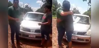 Padre sortea su auto para pagar la operación de su hija y el ganador de rifa se lo devuelve